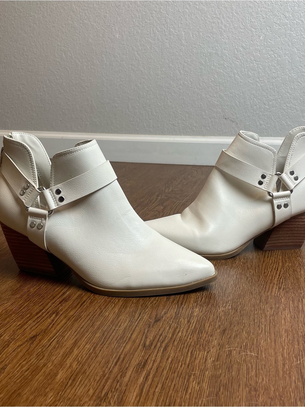 Dolce Vita Cream Pointed Leather Ankle Booties with Stacked Heel Size 10 - Picture 2 of 11